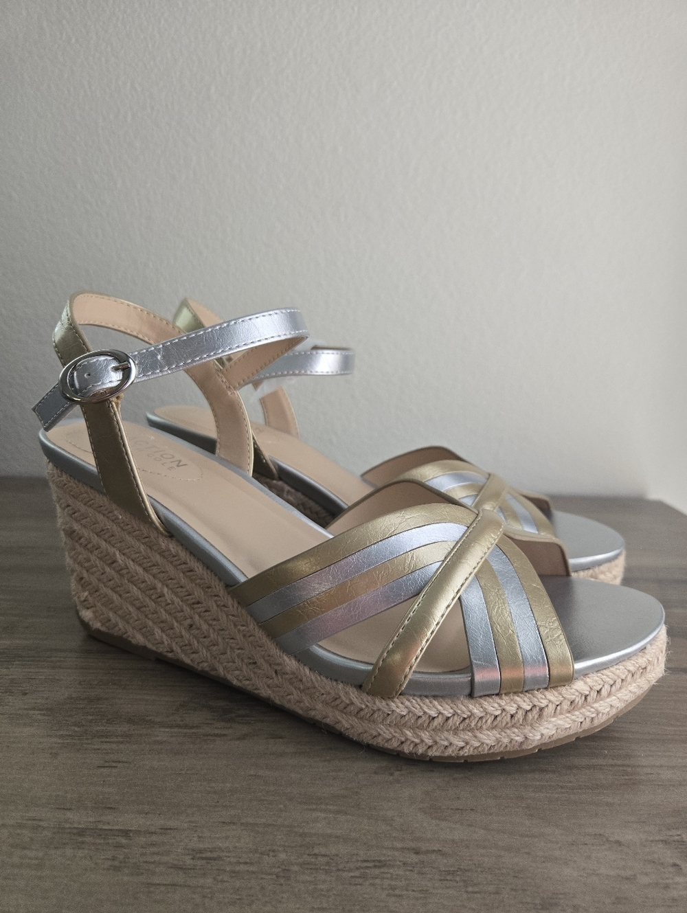 Kenneth Cole Reaction Comi Espadrille Sandal Silver Gold Size 6M & 10M